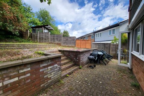 3 bedroom detached house to rent, Devon Road, Luton