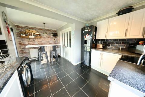 3 bedroom semi-detached house for sale, Jendale, Hull