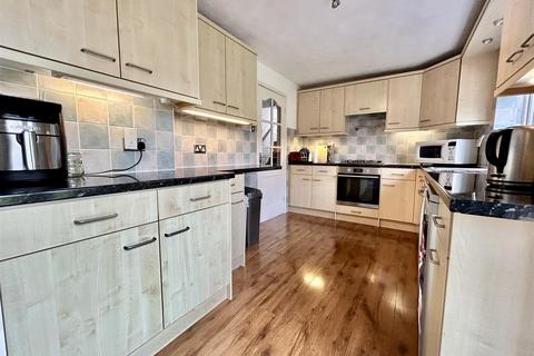 32 Ashgrove Crescent, Kippax, Leeds, LS25 7RA