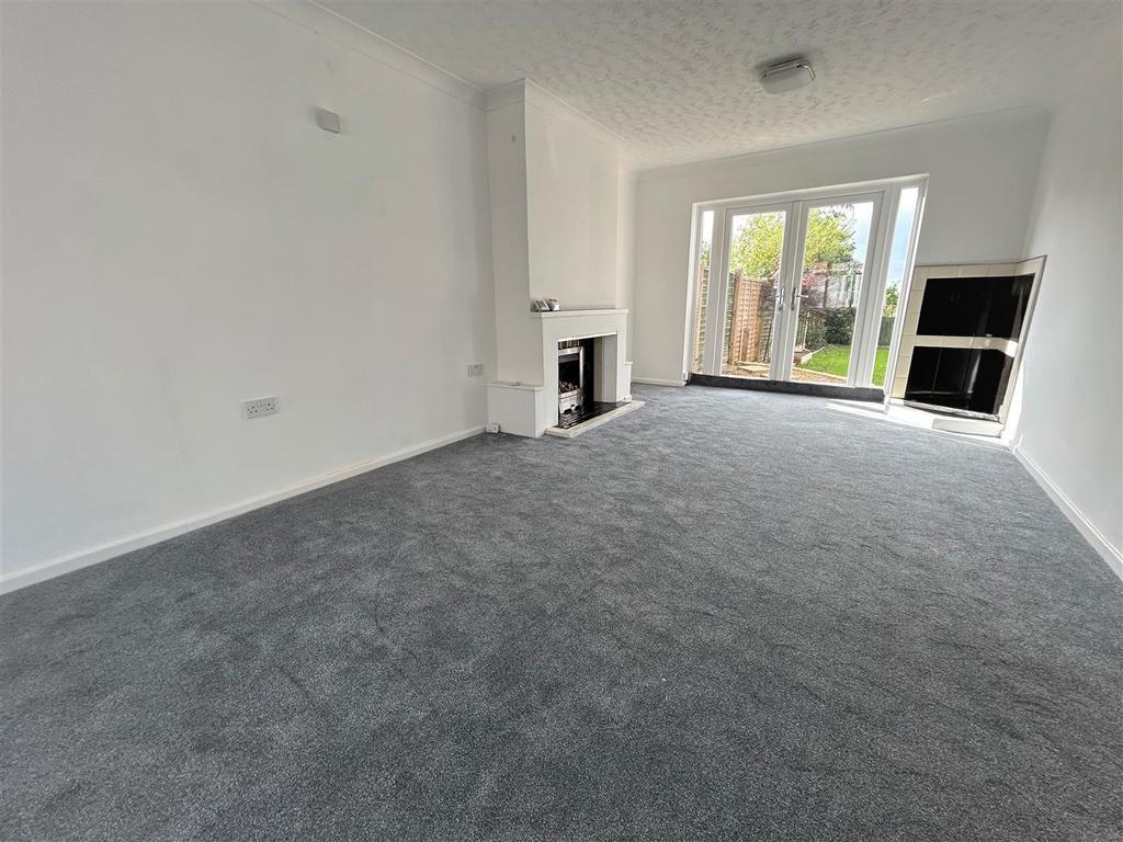 Roundhills Road, Hurst Green, Halesowen 3 bed semidetached house £