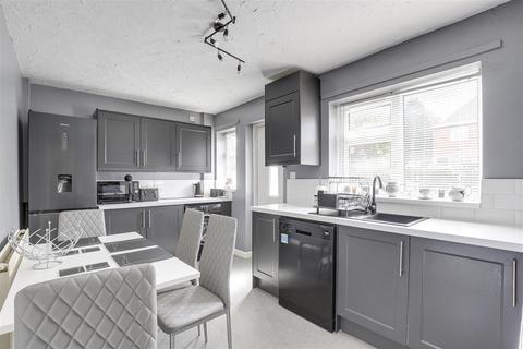 13 Amesbury Circus, Nottingham, NG8 6BY
