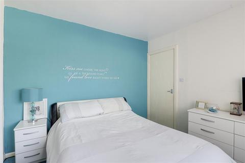 13 Amesbury Circus, Nottingham, NG8 6BY