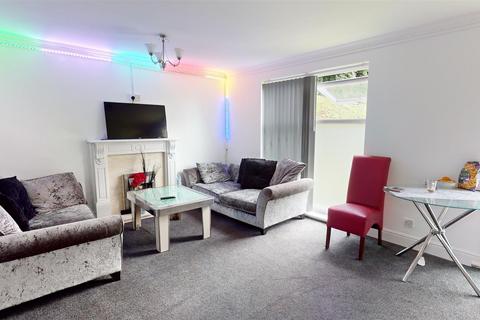 2 bedroom flat for sale, Frizley Gardens, Bradford