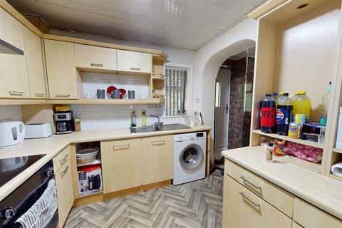 2 bedroom flat for sale, Frizley Gardens, Bradford