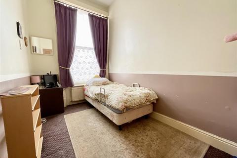 2 bedroom flat for sale, West Street, Scarborough