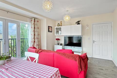 2 bedroom flat for sale, Chambers Drive, Cambridge CB4