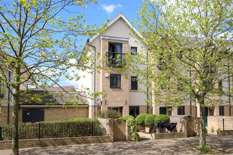 4 bedroom townhouse to rent, Circus Drive, Cambridge CB4