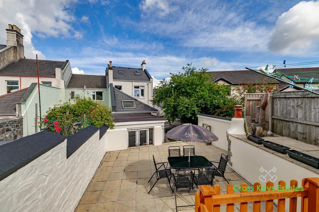 Extensive Gardens, Garage &amp; Driveway