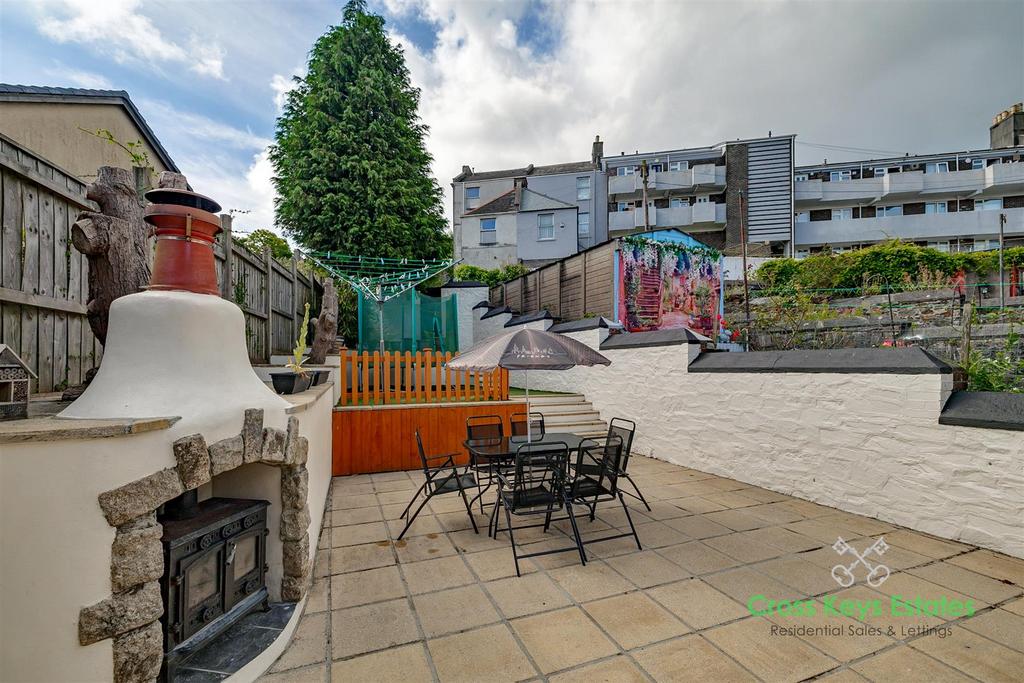 Extensive Gardens, Garage &amp; Driveway
