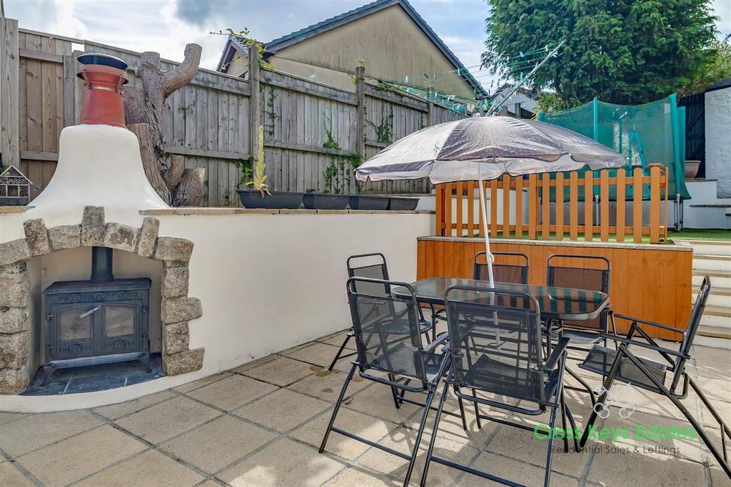 Extensive Gardens, Garage &amp; Driveway