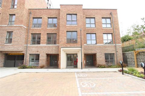 2 bedroom apartment to rent, Larch Way, Avenue Road, N14