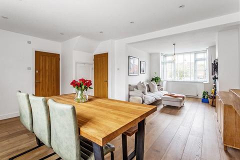 121 Cobham Road, Fetcham, Leatherhead, KT22 9HX