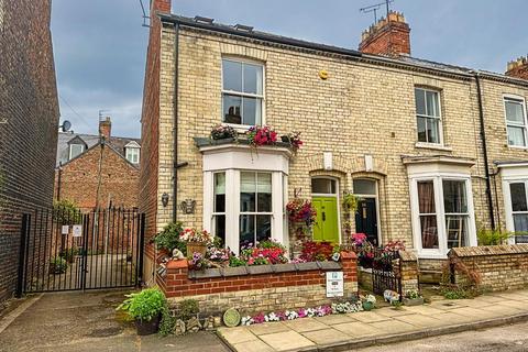 3 bedroom end of terrace house for sale, Russell Street, York