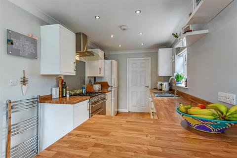 3 Olivers Meadow, Westergate, Chichester, PO20 3YA