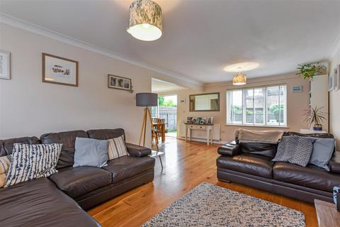 3 Olivers Meadow, Westergate, Chichester, PO20 3YA