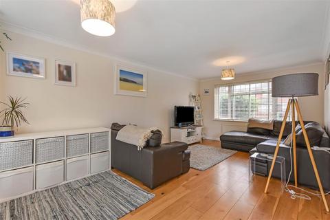 3 Olivers Meadow, Westergate, Chichester, PO20 3YA