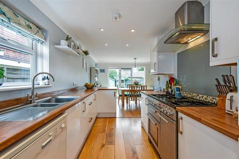 3 Olivers Meadow, Westergate, Chichester, PO20 3YA