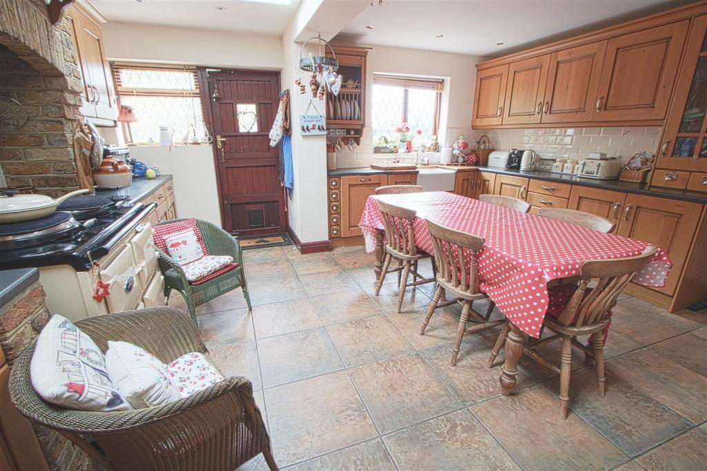 Kitchen2.jpg