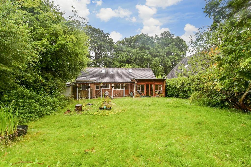 Whyteleafe Road, Caterham, Surrey 3 bed detached bungalow for sale £