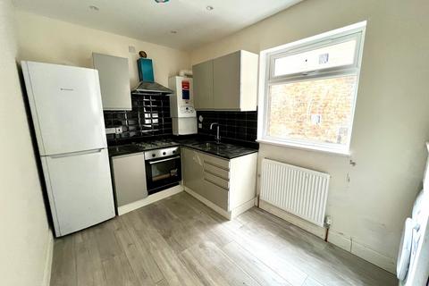 2 bedroom apartment to rent, Blackstock Road, London N4