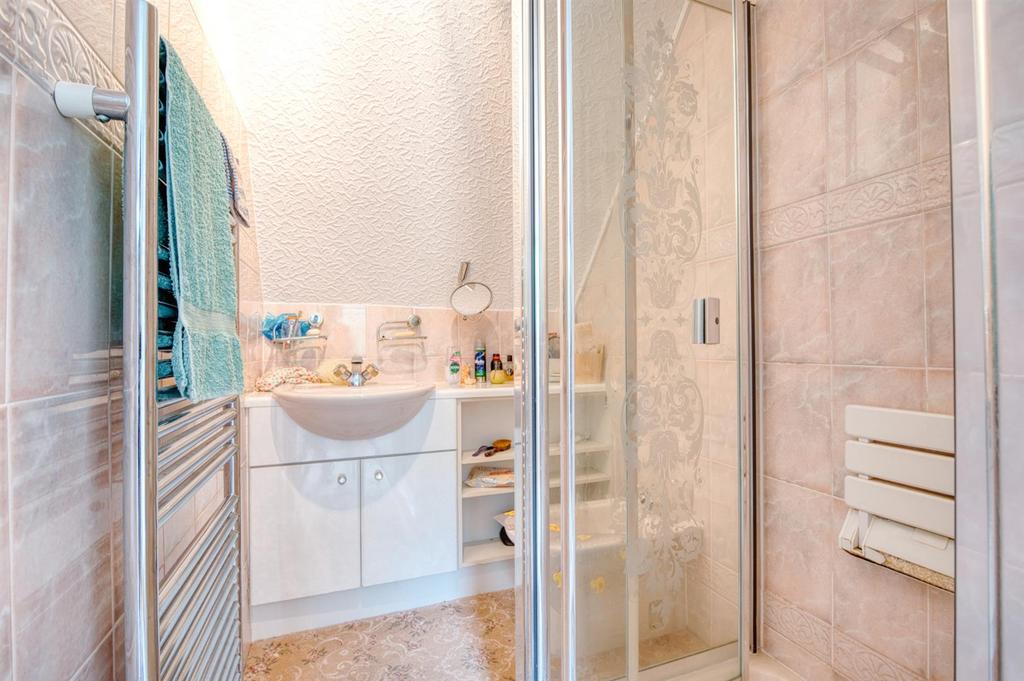 Bedroom One en-suite shower.jpg