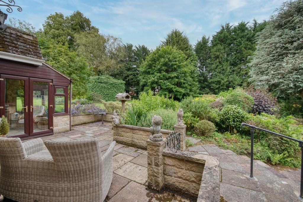 Rear Garden - dining patio.jpg