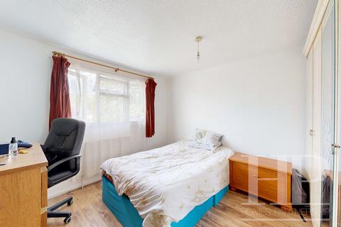 4 Tussock Close, Crawley, RH11 8BE