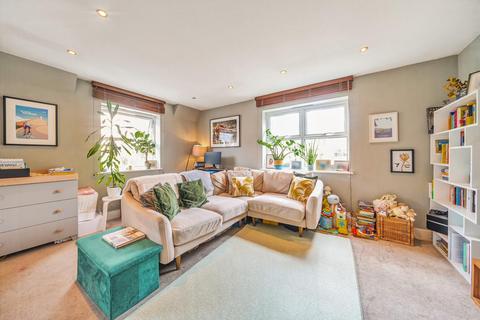 33 Hayes Grove, London, SE22 8DF