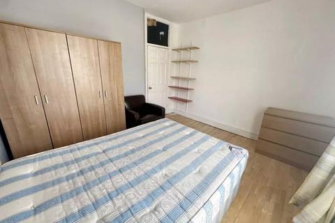 1 bedroom in a flat share to rent, St. Elmo Road, London W12