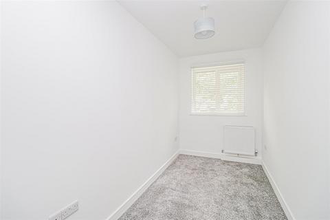 2 bedroom flat to rent, Fern Court, Forest Road, PO7