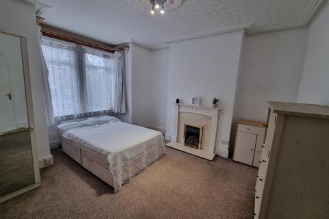1 bedroom in a house share to rent, Hounslow, TW3