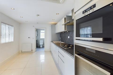 4 bedroom flat to rent, 4 bed, The Broadway, London