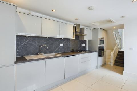 4 bedroom flat to rent, 4 bed, The Broadway, London