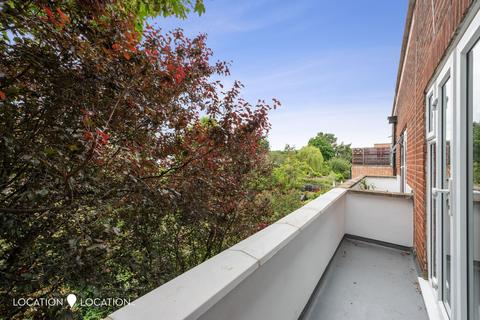 3 bedroom apartment for sale, Priory Road, London, N8