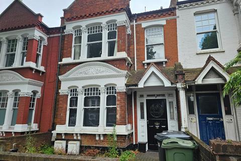 2 bedroom apartment to rent, Cavendish Road, London SW12