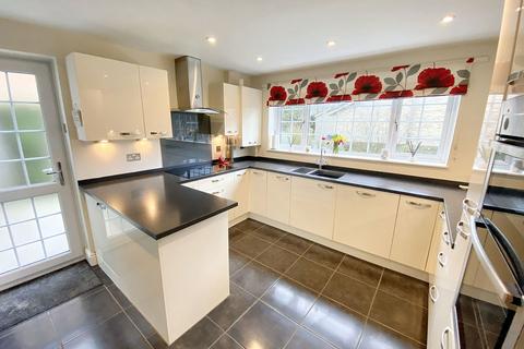 4 bedroom detached house for sale, Lordsfield Gardens, Overton, Basingstoke, RG25 3EW