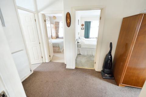 2 bedroom detached bungalow for sale, Ashurst Avenue, Southend-On-Sea, SS2