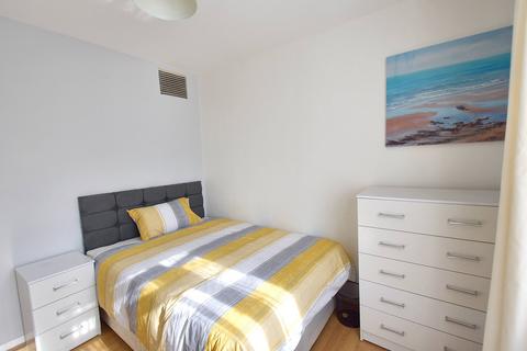 1 bedroom in a flat share to rent, White City Estate, London W12