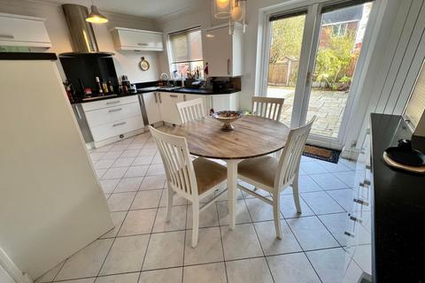 4 bedroom townhouse for sale, Sandwell Avenue, Thornton FY5