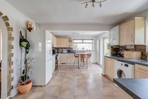 5 Croshaw Close, Lancing, BN15 9LE