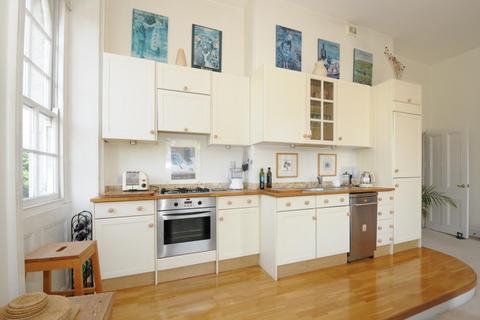 2 bedroom flat to rent, Market Road London N7