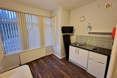 Studio to rent, Ashburnham Road, Luton, Bedfordshire*