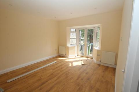 4 bedroom semi-detached house to rent, Elmstead Avenue, Wembley