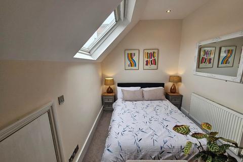 2 bedroom maisonette to rent, Norbury Crescent, London, SW16