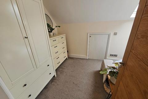 2 bedroom maisonette to rent, Norbury Crescent, London, SW16