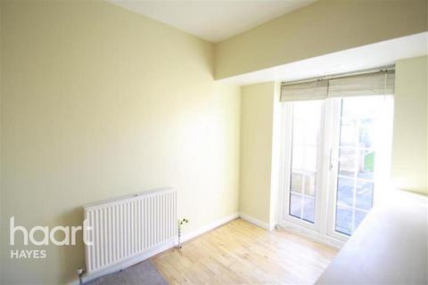 2 bedroom semi-detached house to rent, Lansbury Drive,Hayes UB4 8RW