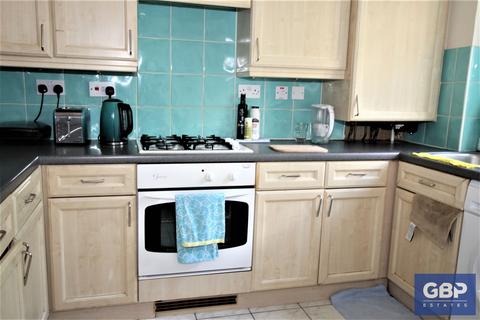 2 bedroom flat to rent, Monkwood Close, Romford, RM1