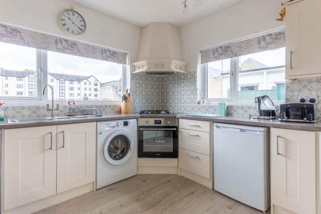 Kitchen, diniing and living space