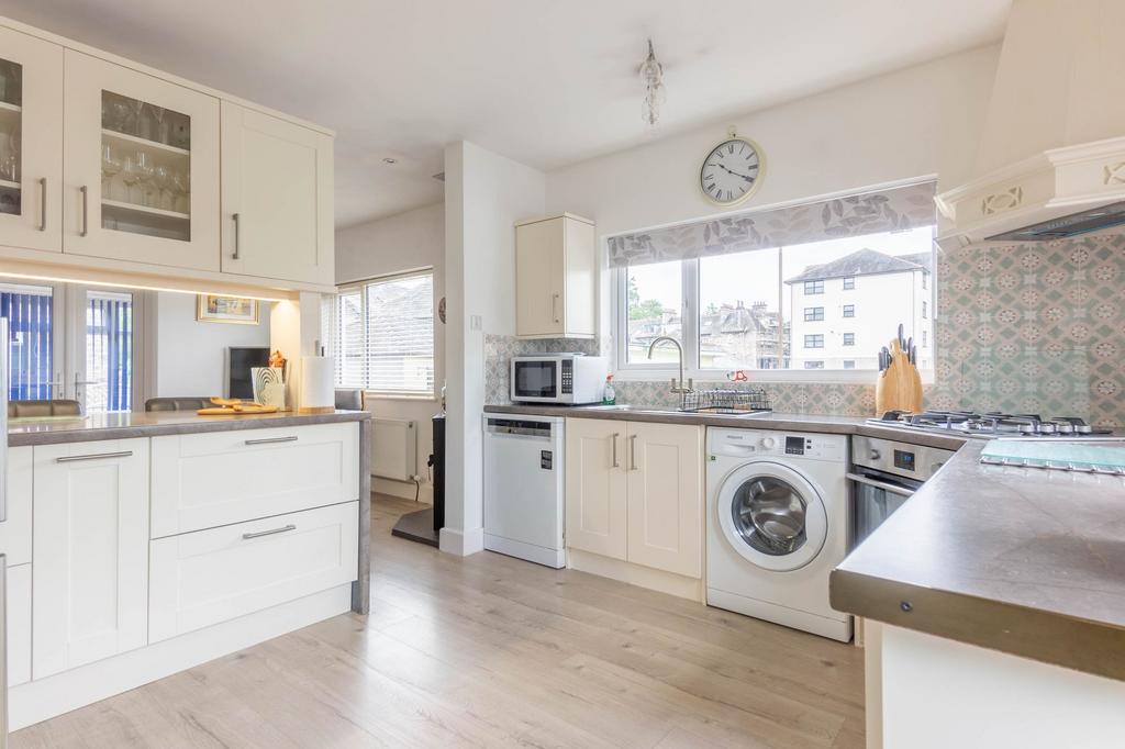 Kitchen, diniing and living space