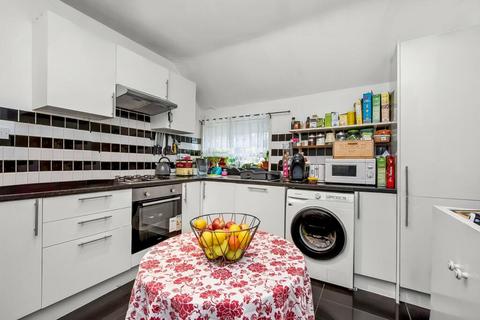 3 bedroom maisonette to rent, Gibbs Close, London, SE19